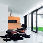 كرسي بمسند للقدمين