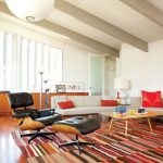 كرسي بمسند للقدمين في تصميم غرفة المعيشة