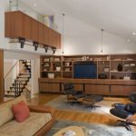 كرسي مع مسند القدمين في المنزل