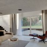 كرسي بمسند للقدمين في غرفة المعيشة