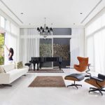 كرسي بمسند للقدمين في الداخل الحديث