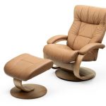 كرسي بذراعين بألوان فاتحة