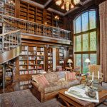 كرسي ذو تصميم إنجليزي