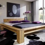 سرير الصنوبر الصلب