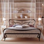 سرير معدني مع فراش الصورة العظام