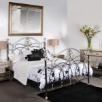 السرير في الداخل