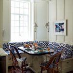 مطبخ مع أريكة على الطراز الحديث