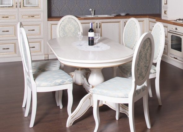 طاولة المطبخ بيضاء