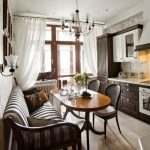 أريكة صغيرة في المطبخ