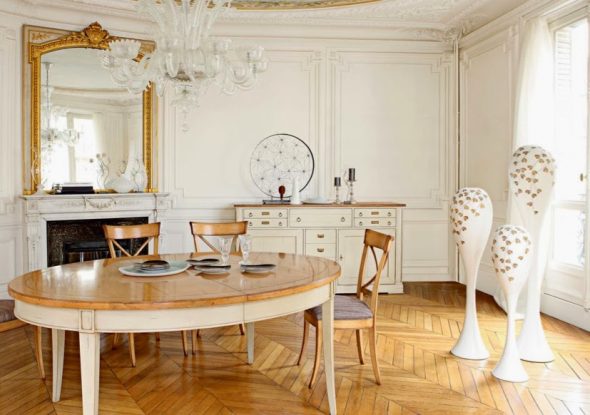 طاولة طعام في مراكز الغرفة