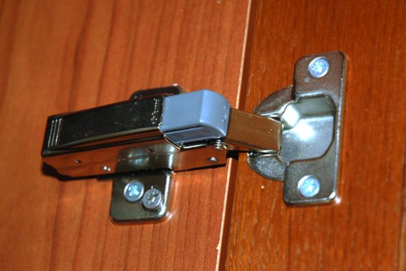 مفصلات باب المطبخ