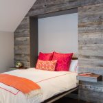 خزانة السرير في مكانة خشبية