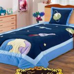 البطانيات على السرير للصبي بأيديهم