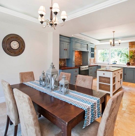 طاولة طعام غير رسمية