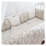 الجانبين سرير مشرق