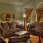 أريكة البني في الداخل