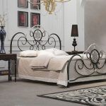 غرفة نوم مع سرير مزورة