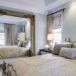 غرفة نوم مع تصميم المرآة