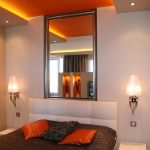 غرفة نوم مع مرآة فوق السرير