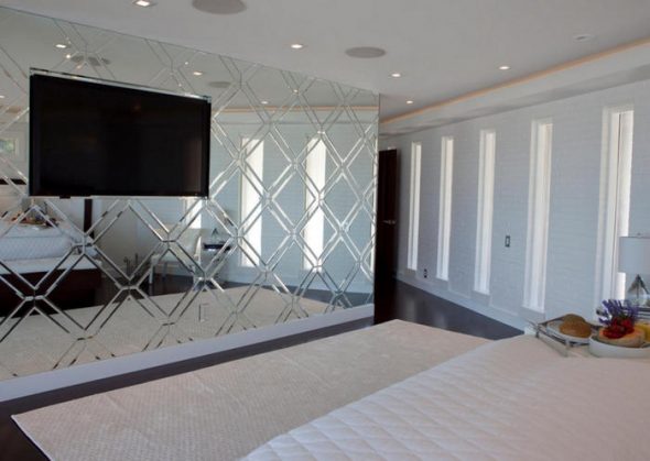 غرفة نوم مع مرآة كاملة الطول