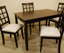 طاولة المطبخ مصنوعة من الخشب