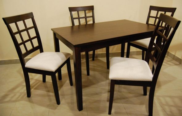 طاولة المطبخ مصنوعة من الخشب