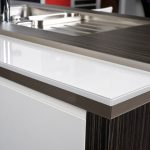 أعلى الجدول هو البني الأبيض