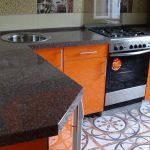 منضدية رمادية داكنة