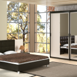 سرير مزدوج في غرفة النوم