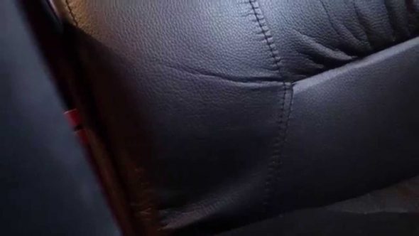 نزيل الطيات على المنتج الجلدي بالبخار