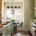 أريكة مريحة في المطبخ