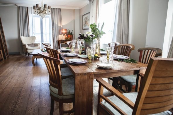 الأحد الأسرة العشاء على طاولة كبيرة