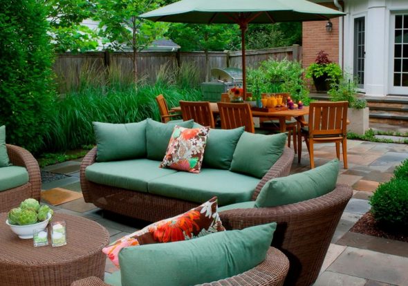 أريكة خضراء مع وسائد