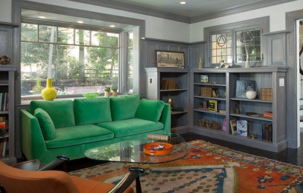 أريكة خضراء مع وسائد