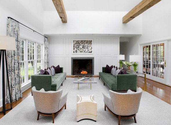 أريكة خضراء في الداخل