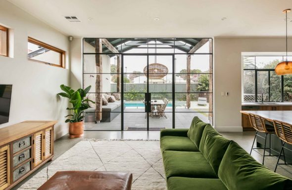 أريكة خضراء في القاعة