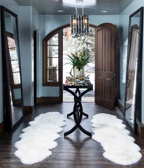 المرايا في الردهة