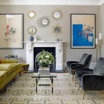 المرايا في غرفة المعيشة