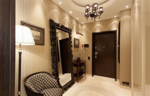 المرايا في الردهة