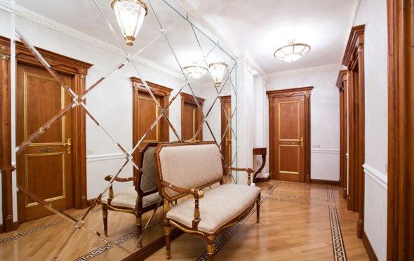 المرايا في الردهة