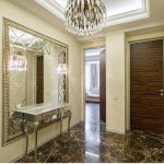 مرآة على الحائط