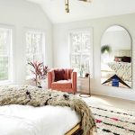 مرآة على الحائط في غرفة النوم