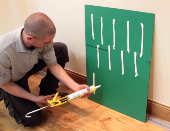 مرآة على الحائط