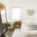 مرآة بالقرب من الجدار