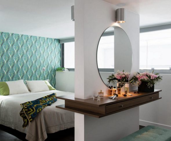 مرآة مع الرف