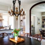 مرآة كبيرة في الداخل