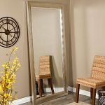 مرآة في الردهة على الحائط