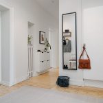 مرآة طويلة في الردهة