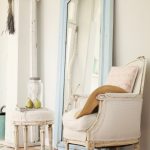 مرآة في الرواق بالقرب من الجدار