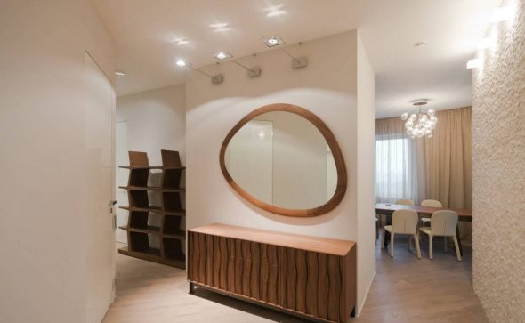 مرآة في الداخل من الردهة